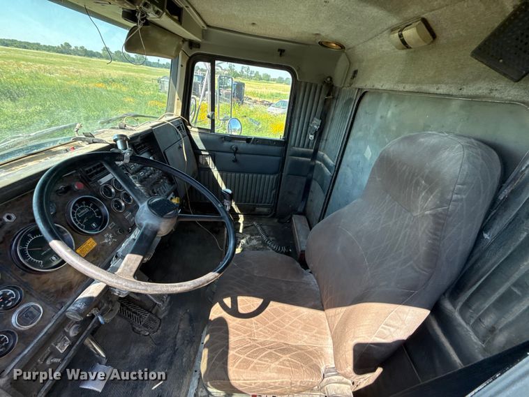 image for item EN0421 1993 Kenworth semi truck