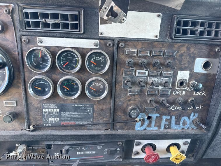 image for item EN0421 1993 Kenworth semi truck