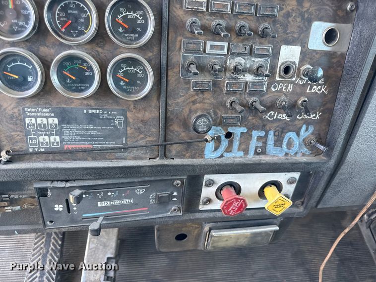 image for item EN0421 1993 Kenworth semi truck