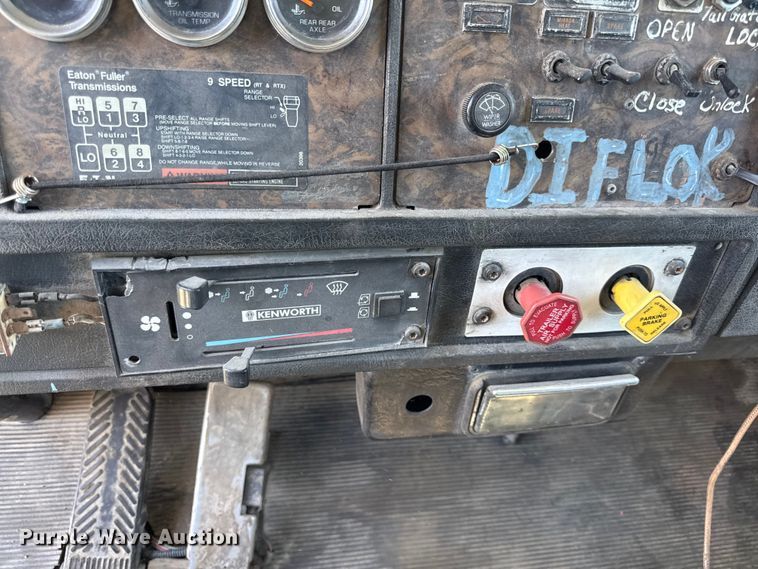 image for item EN0421 1993 Kenworth semi truck