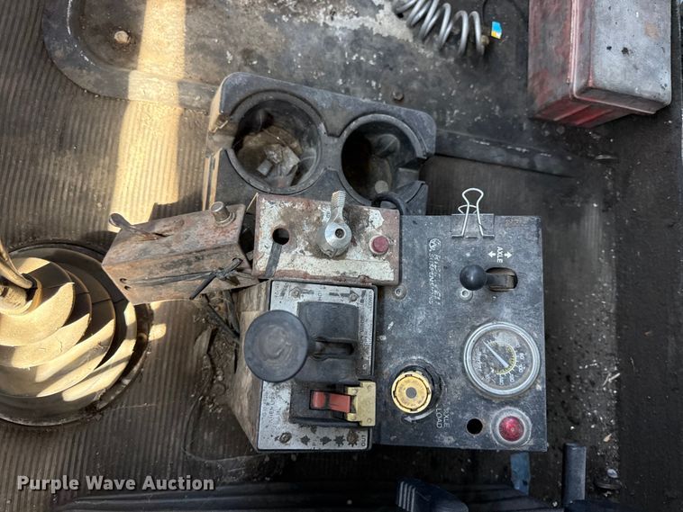 image for item EN0421 1993 Kenworth semi truck