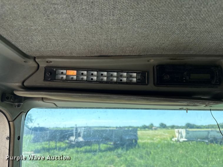 image for item EN0421 1993 Kenworth semi truck