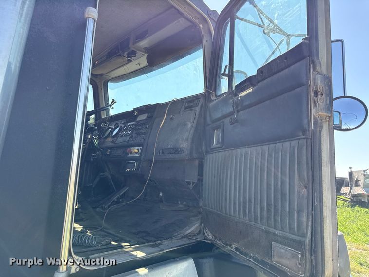 image for item EN0421 1993 Kenworth semi truck