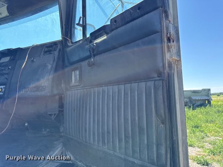 image for item EN0421 1993 Kenworth semi truck