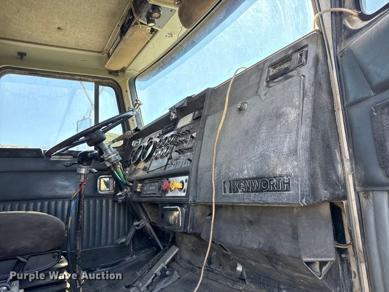 image for item EN0421 1993 Kenworth semi truck