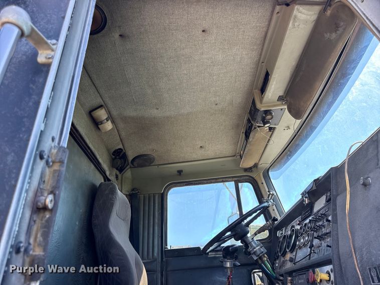 image for item EN0421 1993 Kenworth semi truck