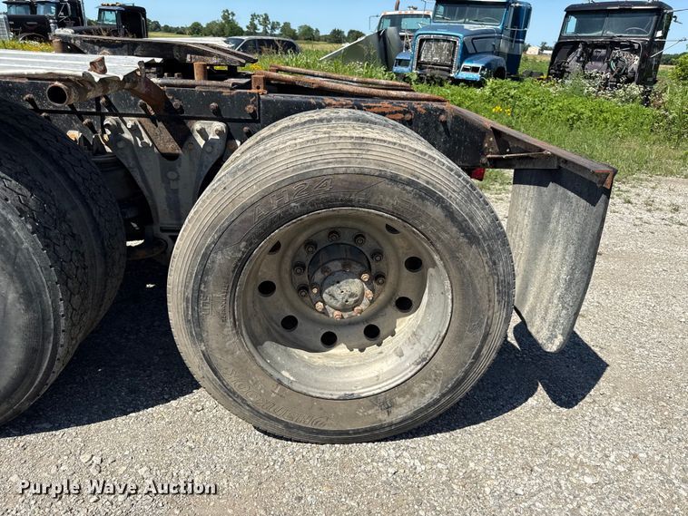 image for item EN0421 1993 Kenworth semi truck