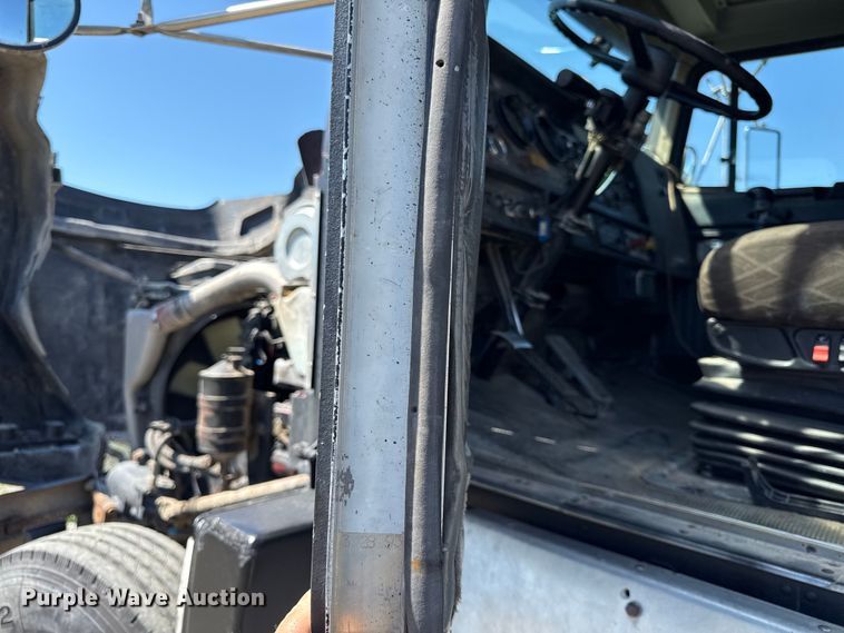 image for item EN0421 1993 Kenworth semi truck