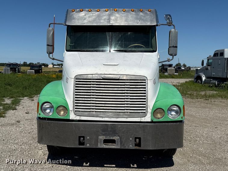 image for item EN0422 1998 Freightliner Columbia semi truck