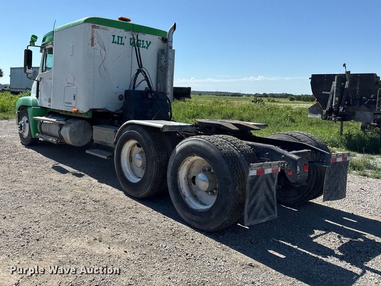 image for item EN0422 1998 Freightliner Columbia semi truck