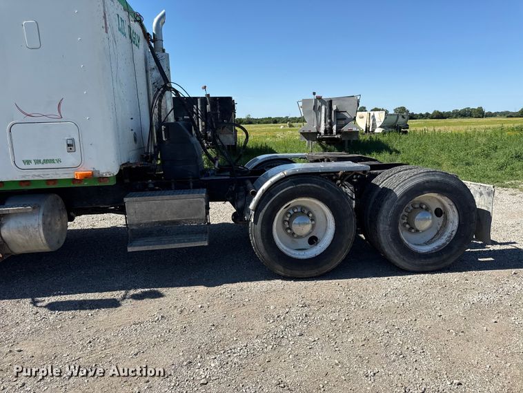 image for item EN0422 1998 Freightliner Columbia semi truck