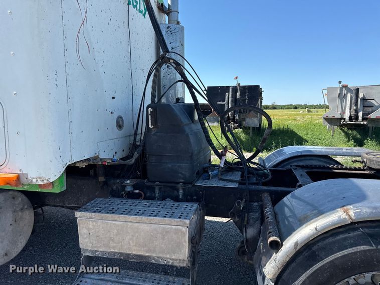 image for item EN0422 1998 Freightliner Columbia semi truck