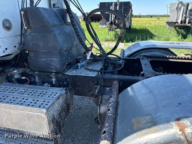 image for item EN0422 1998 Freightliner Columbia semi truck