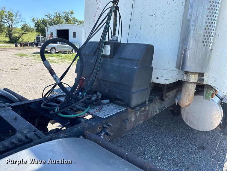 image for item EN0422 1998 Freightliner Columbia semi truck