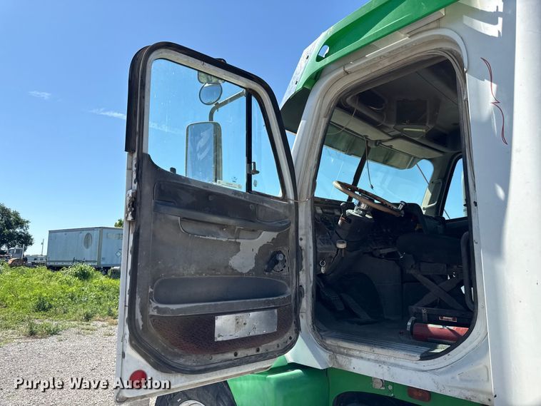 image for item EN0422 1998 Freightliner Columbia semi truck