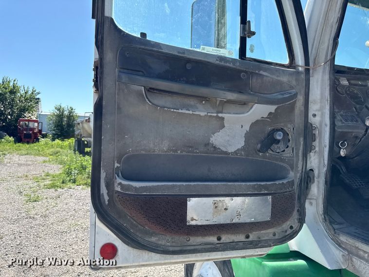 image for item EN0422 1998 Freightliner Columbia semi truck