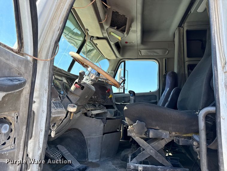 image for item EN0422 1998 Freightliner Columbia semi truck