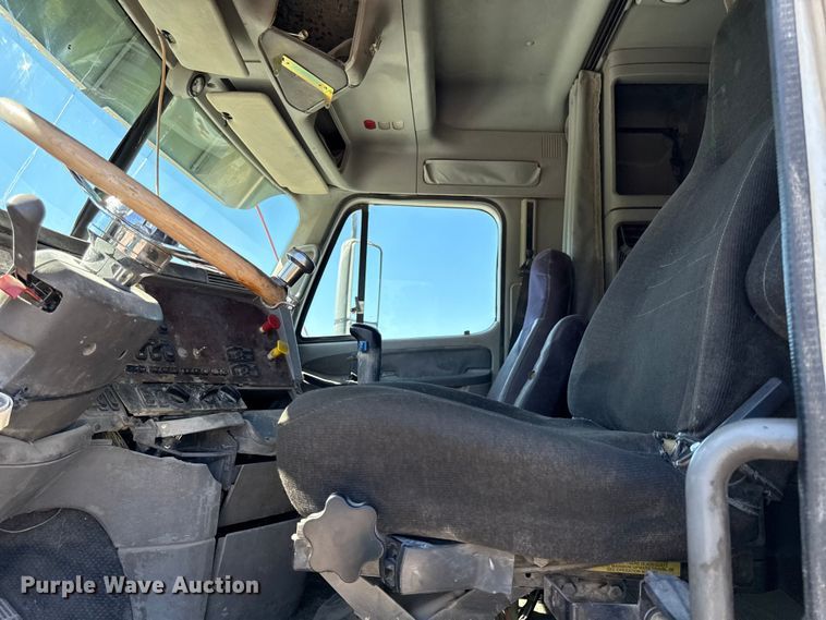 image for item EN0422 1998 Freightliner Columbia semi truck
