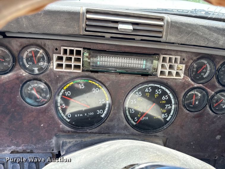 image for item EN0422 1998 Freightliner Columbia semi truck