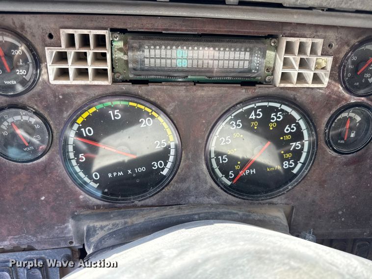 image for item EN0422 1998 Freightliner Columbia semi truck