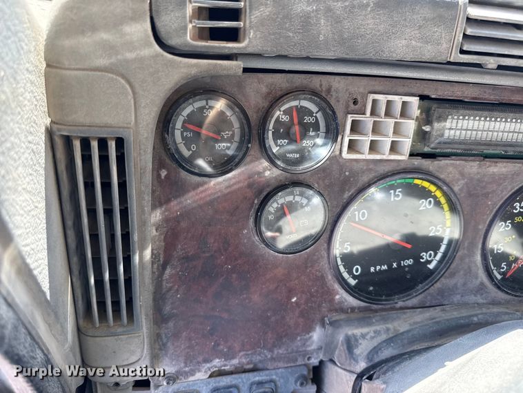 image for item EN0422 1998 Freightliner Columbia semi truck