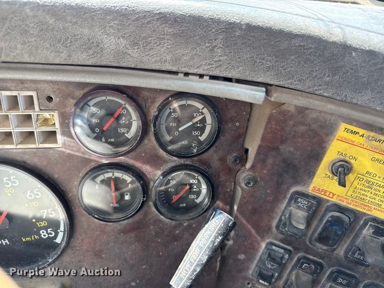 image for item EN0422 1998 Freightliner Columbia semi truck