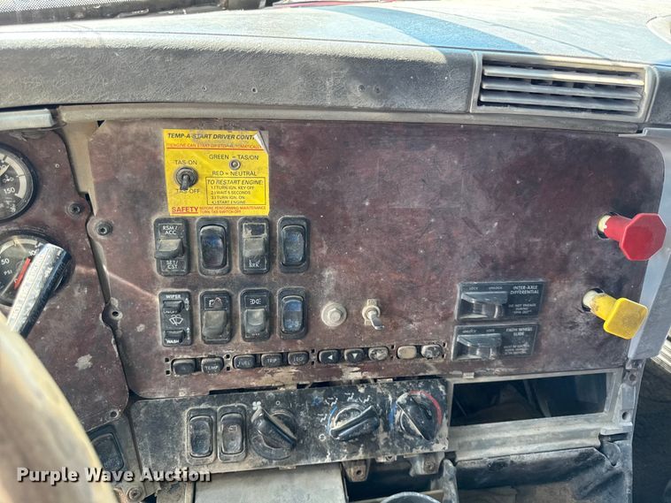 image for item EN0422 1998 Freightliner Columbia semi truck