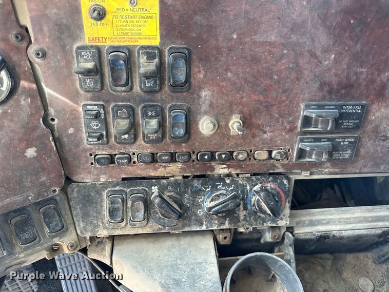 image for item EN0422 1998 Freightliner Columbia semi truck