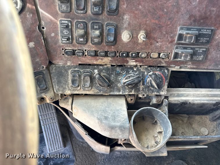 image for item EN0422 1998 Freightliner Columbia semi truck