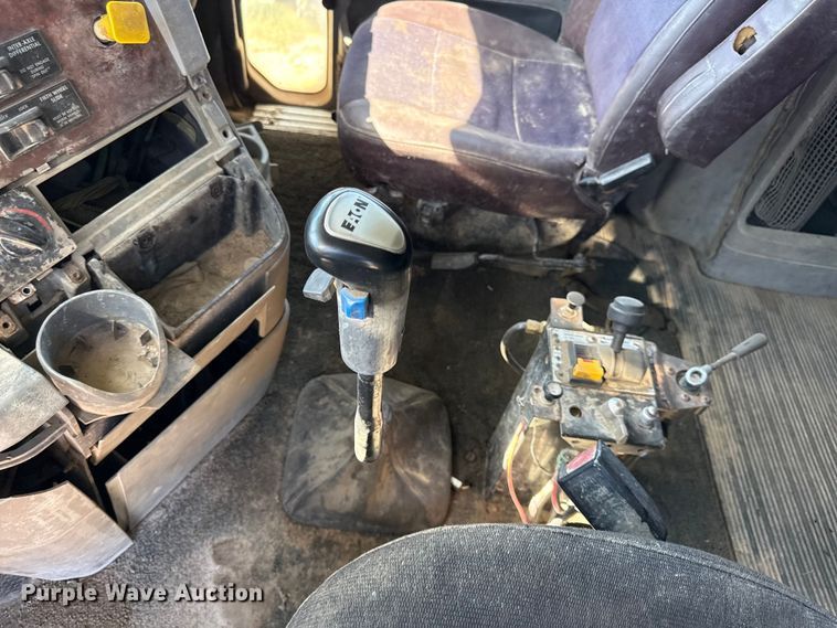 image for item EN0422 1998 Freightliner Columbia semi truck