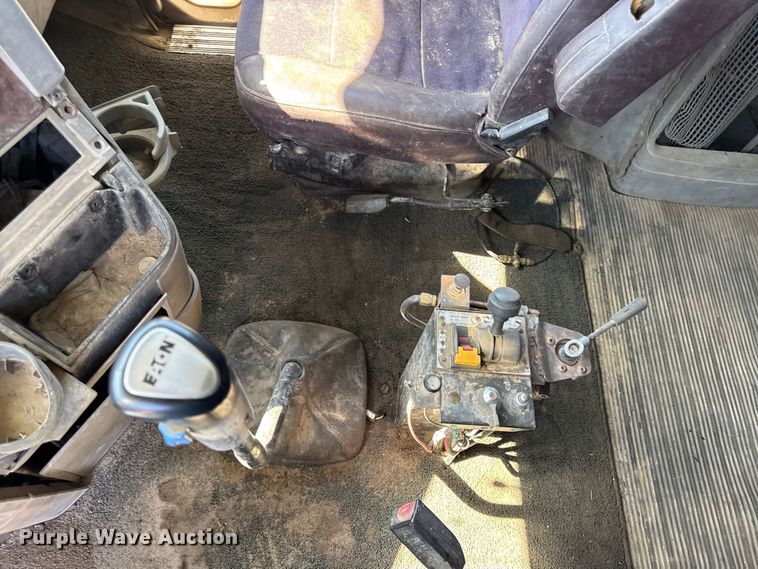 image for item EN0422 1998 Freightliner Columbia semi truck