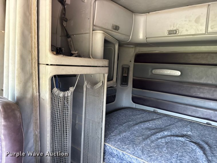 image for item EN0422 1998 Freightliner Columbia semi truck