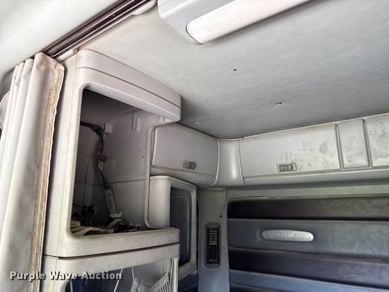 image for item EN0422 1998 Freightliner Columbia semi truck