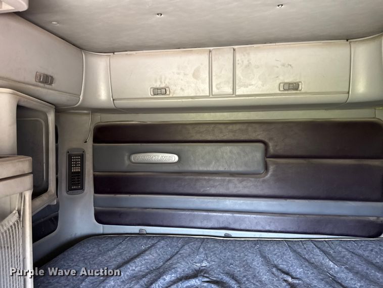 image for item EN0422 1998 Freightliner Columbia semi truck