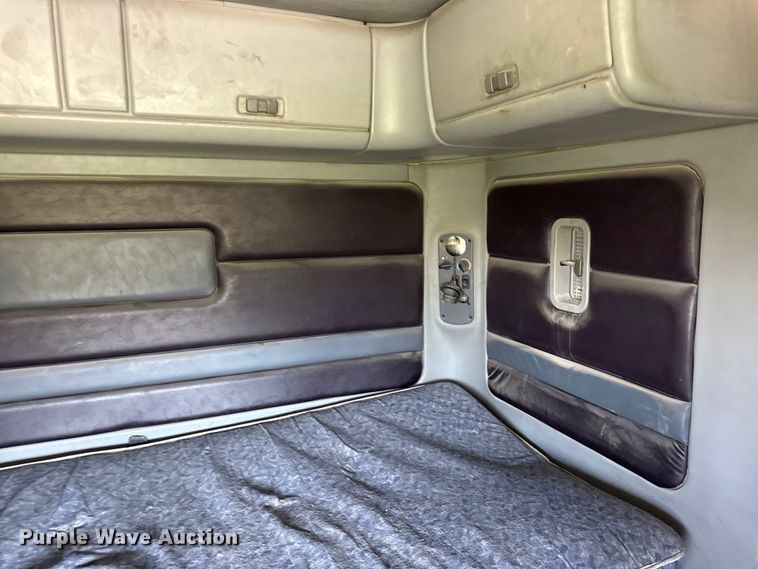 image for item EN0422 1998 Freightliner Columbia semi truck