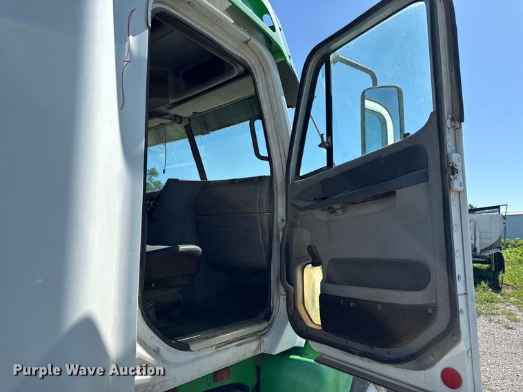 image for item EN0422 1998 Freightliner Columbia semi truck