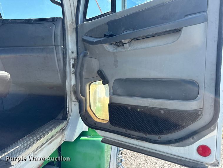 image for item EN0422 1998 Freightliner Columbia semi truck