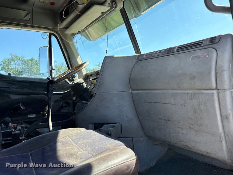 image for item EN0422 1998 Freightliner Columbia semi truck