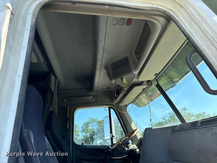 image for item EN0422 1998 Freightliner Columbia semi truck