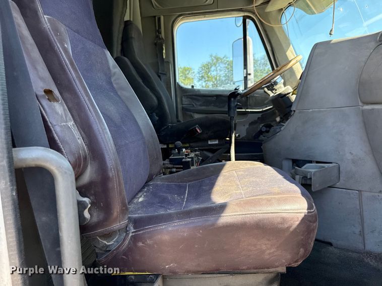 image for item EN0422 1998 Freightliner Columbia semi truck