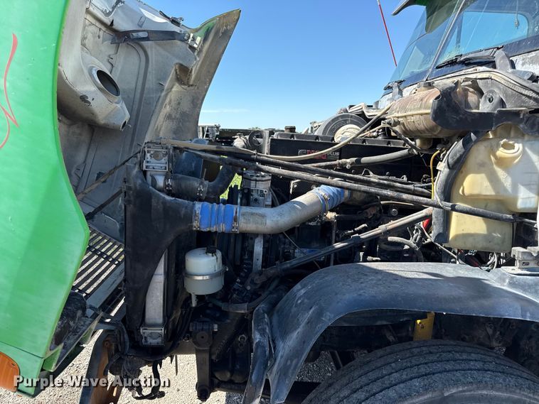 image for item EN0422 1998 Freightliner Columbia semi truck