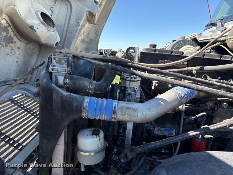 image for item EN0422 1998 Freightliner Columbia semi truck