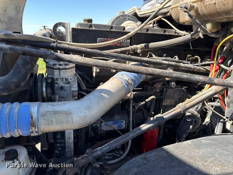 image for item EN0422 1998 Freightliner Columbia semi truck
