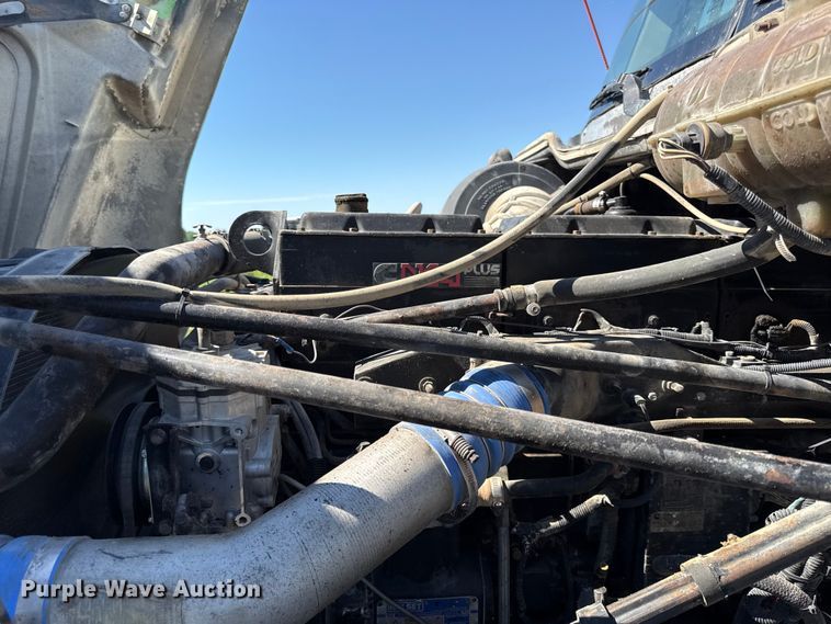 image for item EN0422 1998 Freightliner Columbia semi truck