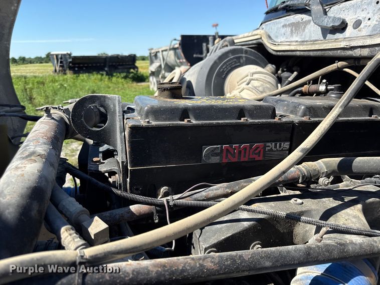 image for item EN0422 1998 Freightliner Columbia semi truck