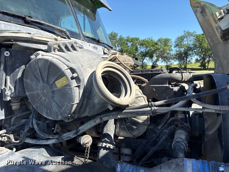 image for item EN0422 1998 Freightliner Columbia semi truck