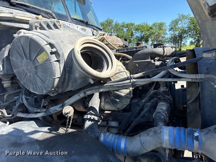 image for item EN0422 1998 Freightliner Columbia semi truck