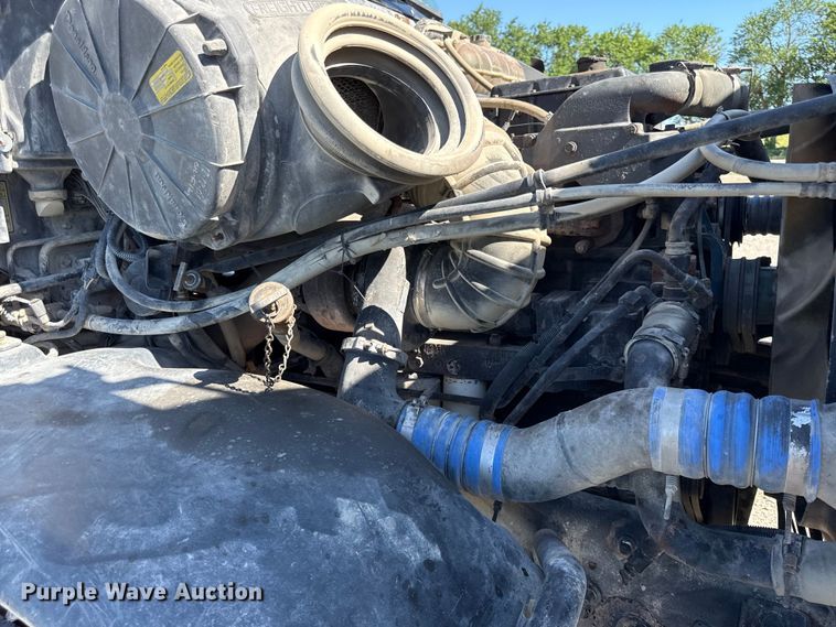 image for item EN0422 1998 Freightliner Columbia semi truck