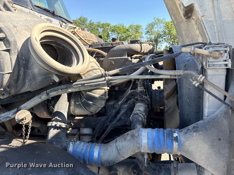 image for item EN0422 1998 Freightliner Columbia semi truck