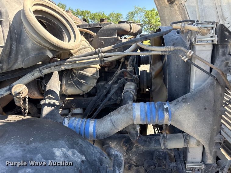 image for item EN0422 1998 Freightliner Columbia semi truck
